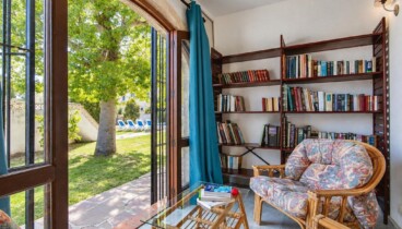 Rincón de lectura con acceso al exterior