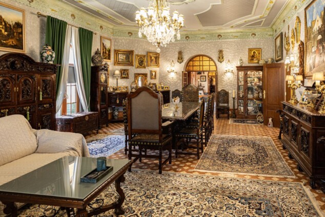 A la venta, por 6 millones, la casa señorial con nombre propio que acogió a un tenor y la gestación de la actual Dénia turística 2 Imagen: Salón principal de la residencia, con decoración de estilo clásico y gran mobiliario antiguo de madera tallada