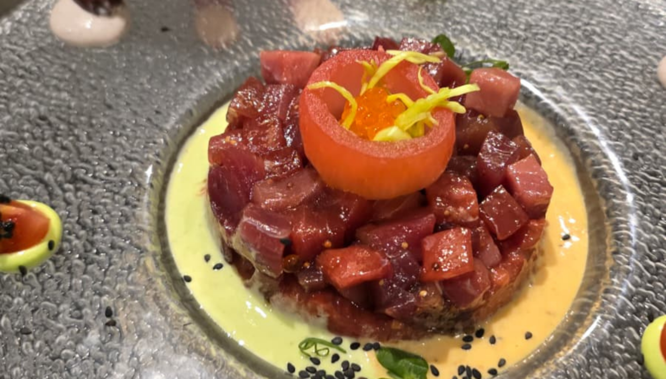 Tartar de atún fresco acompañado de salsa