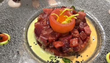 Tartar de atún fresco acompañado de salsa