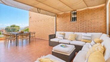 Terraza con pérgola para el descanso