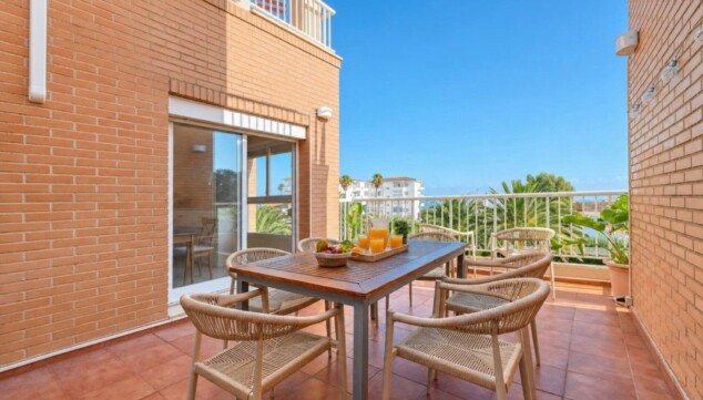 128 euros al día por alojarse a menos de 50 metros del mar en Dénia 12 terraza privada con vistas