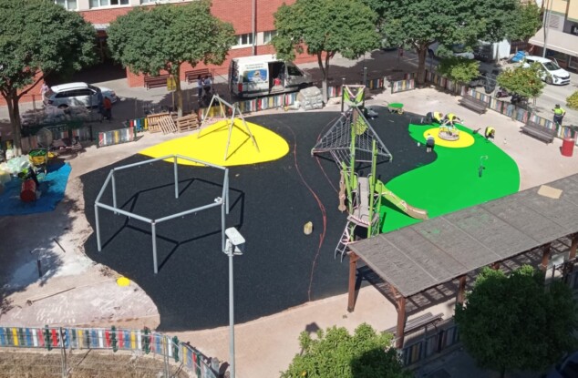 La polémica del caucho en los parques infantiles llega a Dénia: ¿qué pisan los niños cuando juegan? 1 Imagen: Trabajos de instalación de caucho en uno de los parques más recientes de Dénia