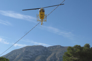 Llamativa operación aérea para retirar viejas torres eléctricas entre Dénia y Xàbia antes de continuar en Pedreguer 2 un helicoptero participa en la retirada de torres de alta tension entre denia y xabia junto al montgo