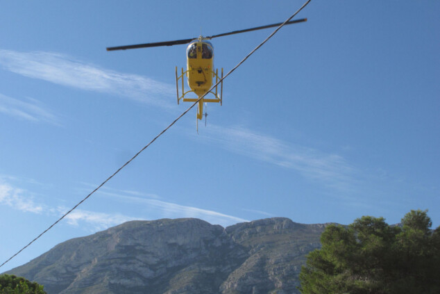 un helicoptero participa en la retirada de torres de alta tension entre denia y xabia junto al montgo