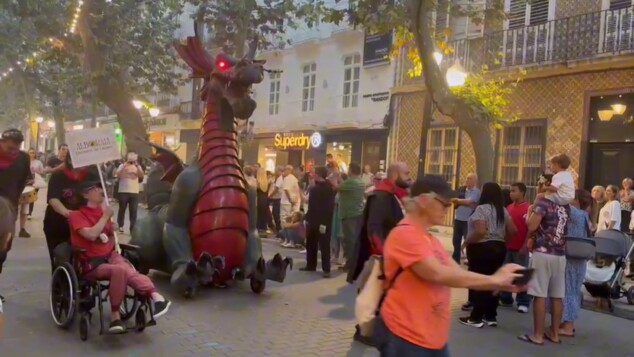 Cuando los gigantes tomaron las calles y las bestias encendieron la noche: el encuentro histórico de Dénia 9 una de las espectaculares y temidas bestias invitadas avanza por el centro de denia captando la atencion de la multitud