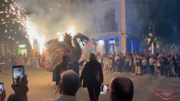 Una de las imponentes criaturas de fuego se abre paso entre el público, que inmortaliza el momento con sus móviles en una abarrotada calle Marqués de Campo