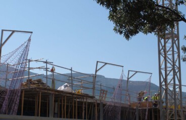 La Asociación de Promotores de Dénia estudia denunciar por lo penal a cargos políticos por el PGE 2 una obra en construccion en denia con la silueta del montgo al fondo