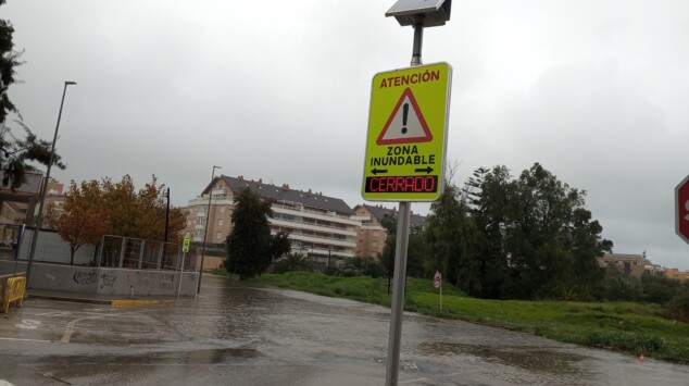 Las secuelas de la DANA Adam en Dénia: las vías que siguen cerradas mientras el municipio recupera el pulso 1 Imagen: Una señal advierte de que la zona inundable queda cerrada al tráfico debido a las intensas precipitaciones