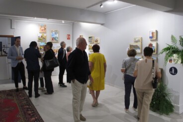 Varios asistentes observan con atención las obras de Juan Larrosa durante la jornada inaugural en la Casa de la Cultura