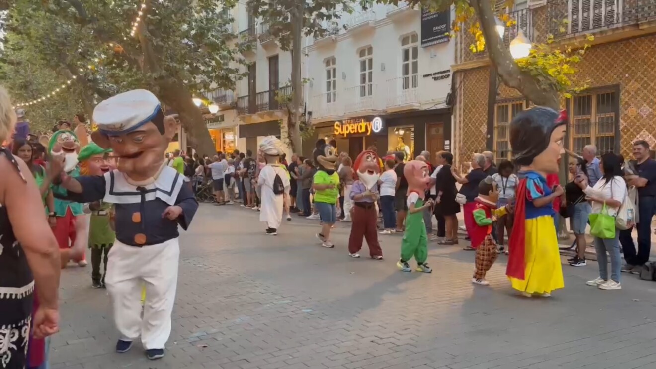 Vecinos y visitantes de todas las edades llenaron la calle Marqués de Campo para ver el pasacalles de cabezudos y gigantes que abrió la jornada