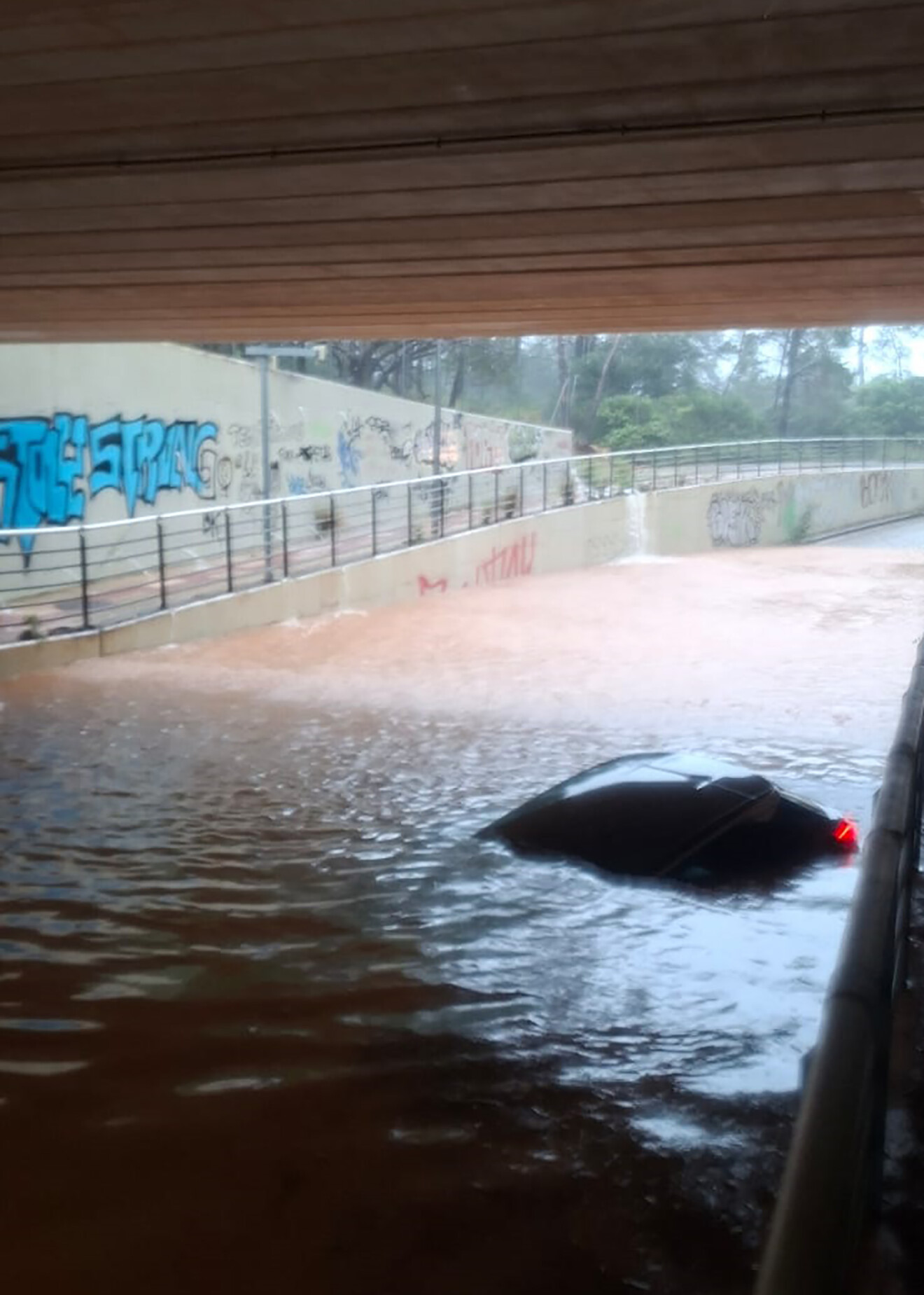 Vehículo atrapado por el agua en una zona cerrada al tráfico de Dénia