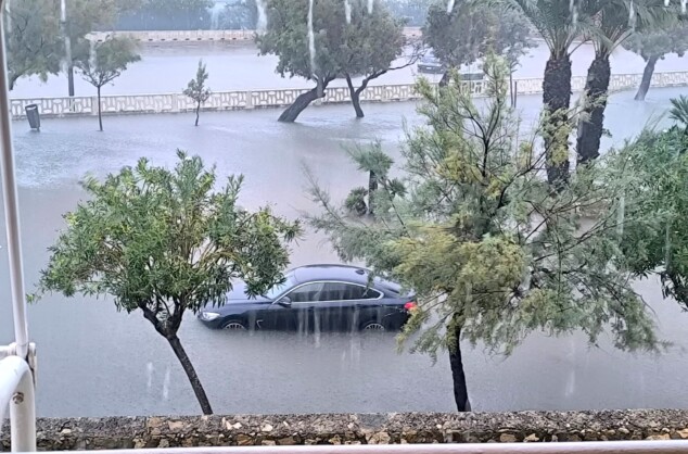 El Mediterráneo salta a la calzada en la Marineta Cassiana: la costa de Dénia totalmente desdibujada por el temporal 2 Imagen: Vehículo circulando por la balsa de la Marineta