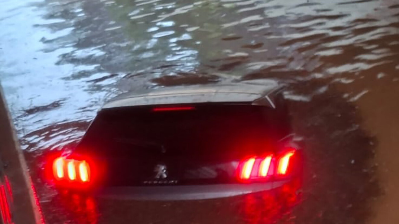Vehículo completamente inundado en el Pinaret d'Elies de Dénia