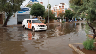 ¿Necesitas datos de lluvia o viento para reclamar al seguro? La UA publica una guía paso a paso 5 vehiculo de proteccion civil en una calle de denia anegada durante un temporal
