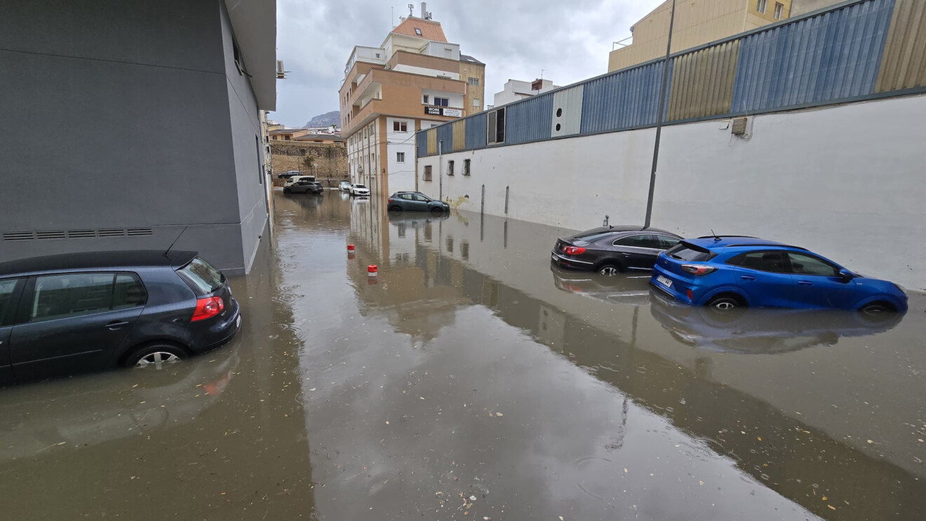 Vehículos aparcados en la zona inundada del Grupo San Andrés (archivo)