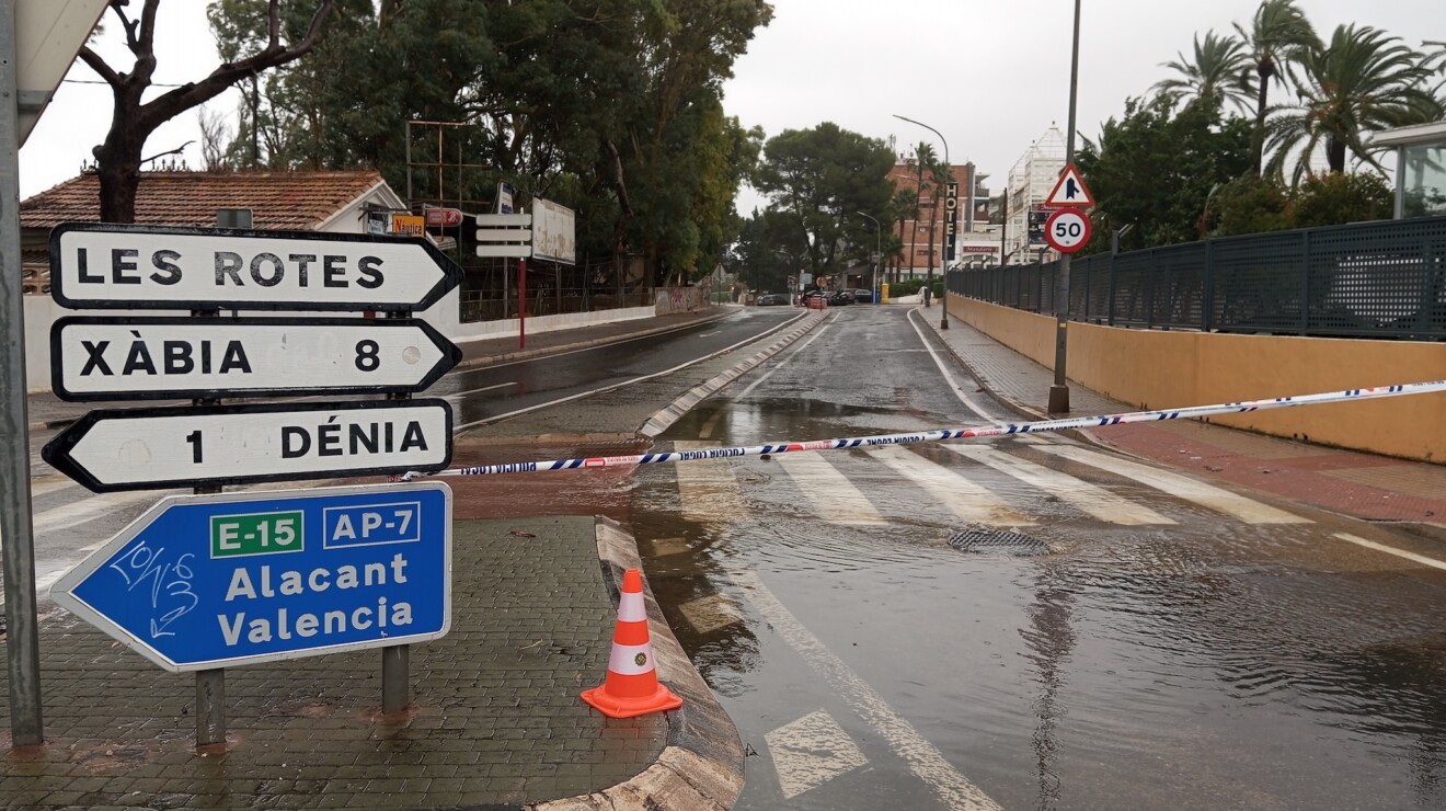 Vía precintada por la Policía Local ante la acumulación de agua en el desvío hacia Les Rotes, Xàbia y Dénia