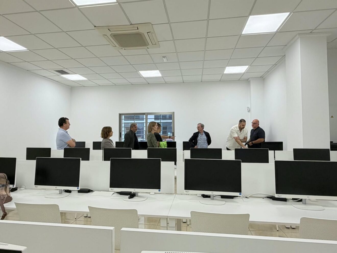 Visita DGT y Ayuntamiento nueva aula exámenes conducir Dénia