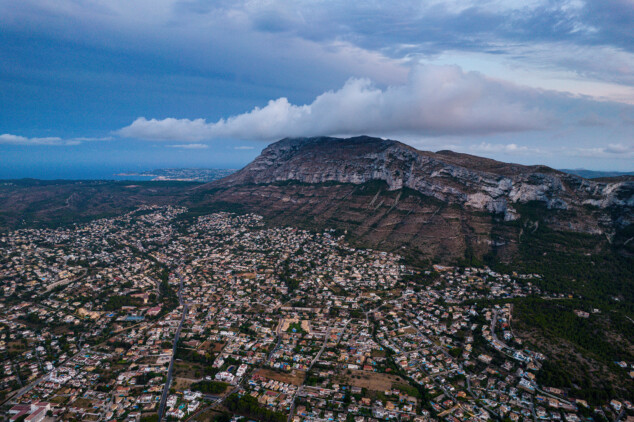Horas de búsqueda en el Montgó: localizan a un hombre que salió a correr y quedó atrapado 1 Imagen: Vista aérea del Montgó desde Dénia (archivo)