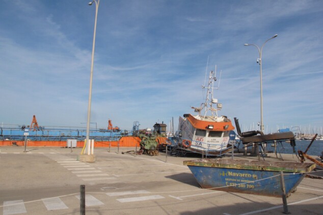 El barco fantasma que casi acaba en el fondo del puerto de Dénia ya es chatarra 2 Imagen: Vista general de la zona acotada en el puerto para despiezar la draga, con un contenedor preparado para los residuos