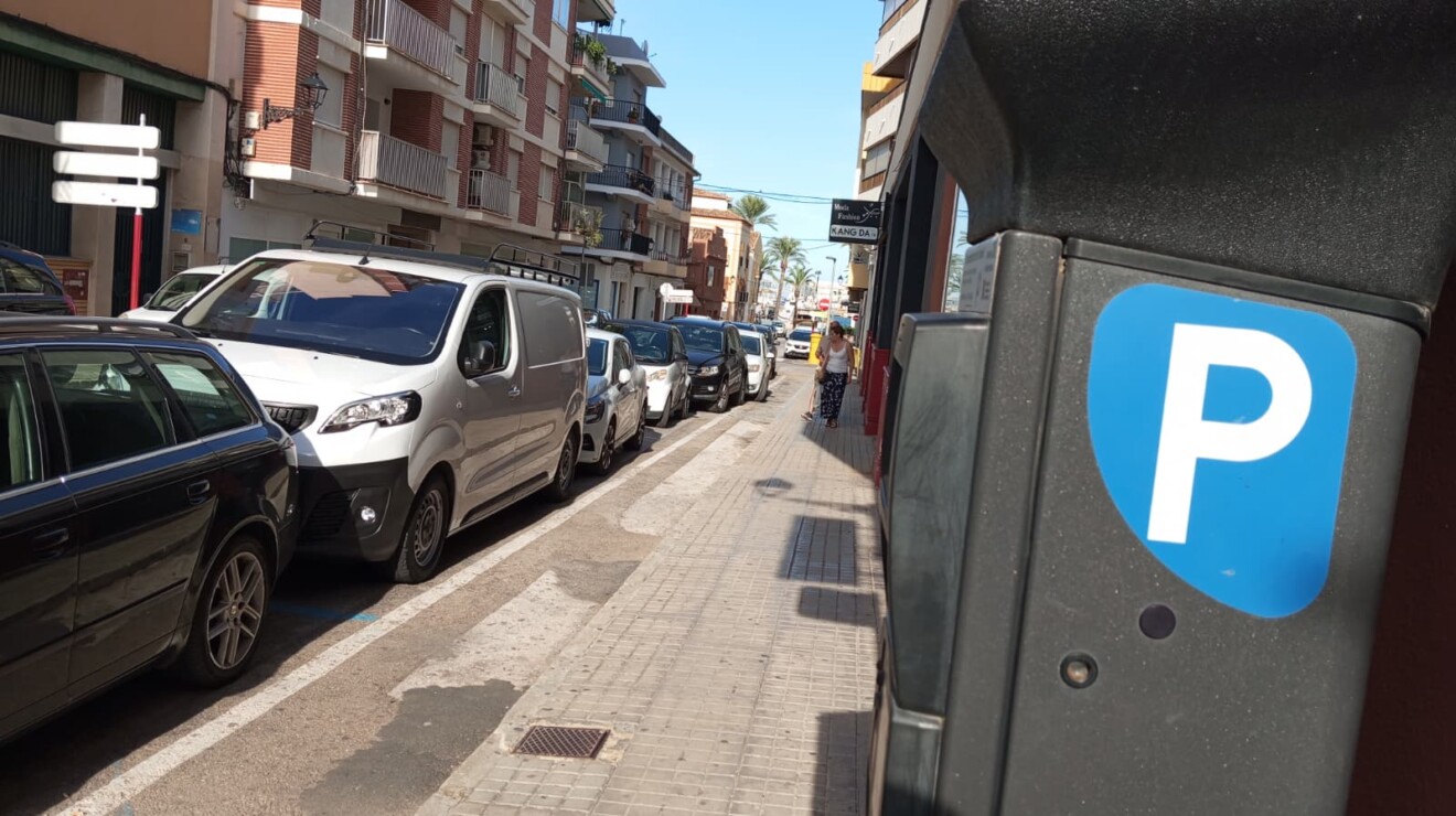 Vehículos estacionados junto a un parquímetro de la Zona Azul de Dénia